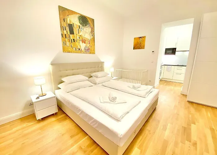 Steiner Residences Reumannplatz Apartment *
